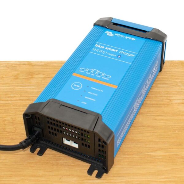 Blue Smart IP22 Acculader 12/15 (1)