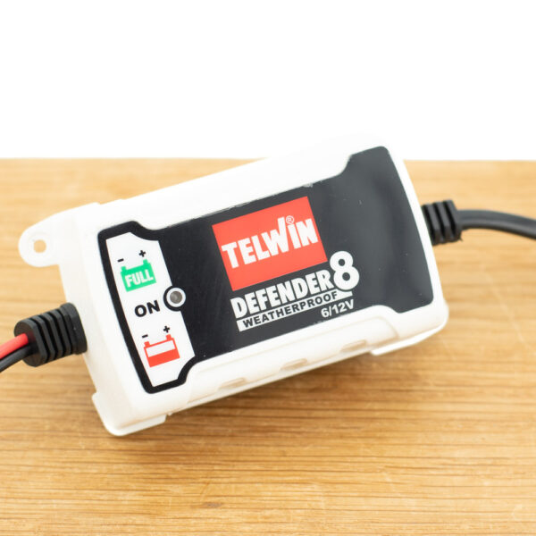 acculader Defender 8