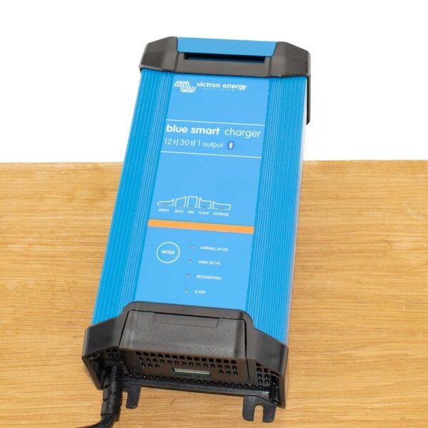 Blue Smart IP22 Acculader 12/30 (1)